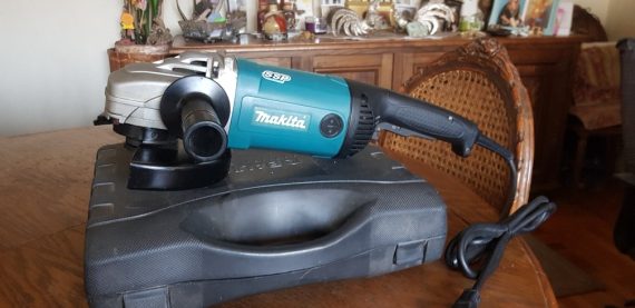 MAKITA MGA700